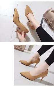 Gros plan détaillé des escarpins élégants en daim camel avec bout pointu pour femmes