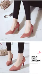 Vue détaillée d'escarpins pointus en daim rose pour femmes avec fins talons aiguilles