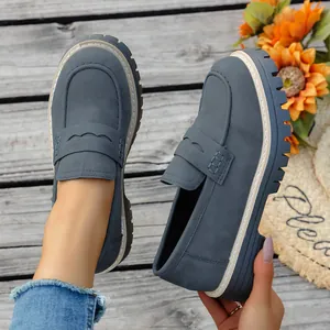 Gros plan détaillé de mocassins de style britannique en bleu mat à semelles épaisses