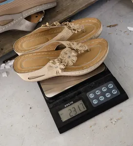 Weight measurement detail of these stylish women's floral wedge thong sandals at 231.7g