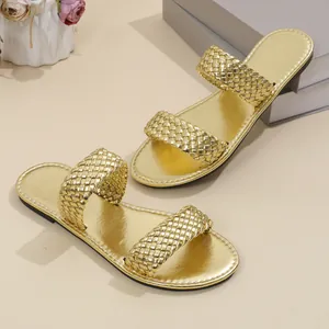Elegante goudkleurige platte slippers met gevlochten bandjes voor dames, zomerse sandalen