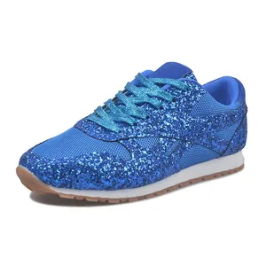 Detailansicht der glitzernden blauen Sneaker mit Mesh-Einsätzen und Plateau-Sohle.
