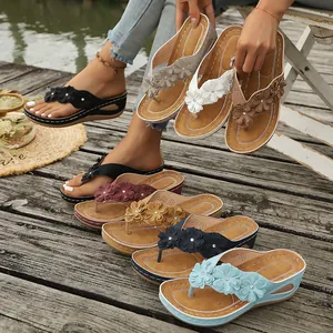 Chanclas con cuña para mujer con elegantes detalles florales en colores de verano