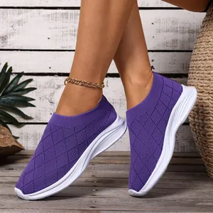 Sneaker slip-on da donna viola traspiranti in maglia con suola bianca confortevole