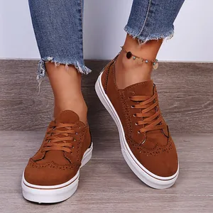 Braune Brogue-Damenschuhe im Wildleder-Stil mit dekorativer Perforation und weißer Sohle