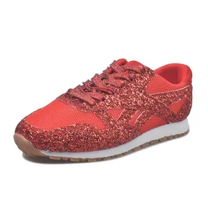 Detailansicht roter glitzernder Pailletten-Sneaker mit atmungsaktivem Mesh-Gewebe