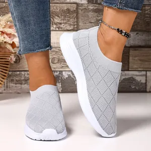 Sneakers slip-on in mesh grigio traspirante da donna con suola bianca antiscivolo morbida