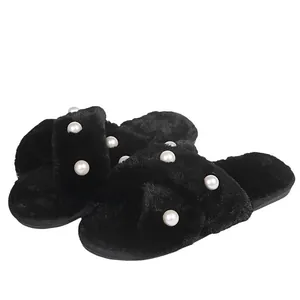 Elegante schwarze Plüschhausschuhe für Damen mit weißen Perlen auf Kreuzriemen