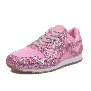 Nahaufnahme der stylischen pinkfarbenen Glitzer-Sneakers für Damen mit Mesh-Einsatz Design