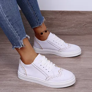 Detailansicht weißer Damen Flachschuhe mit eleganten Lochmustern im edlen Brogue-Stil
