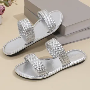 Zilveren dames slippers met gevlochten bandjes, stijlvolle zomerse strand sandalen detail.
