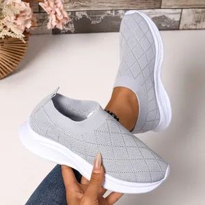Dettaglio di sneakers slip-on in maglia grigia traspirante con suola morbida antiscivolo
