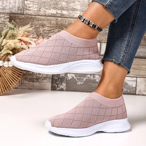 Vista dettagliata delle scarpe sportive rosa in maglia traspirante con suola bianca