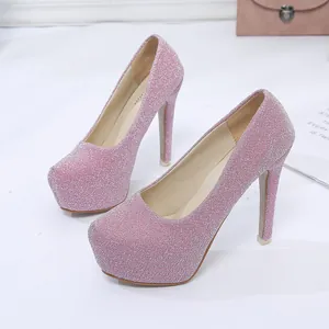 Primer plano detallado de elegantes zapatos de tacón con plataforma y purpurina rosa