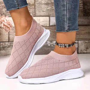 Vista dettagliata delle sneakers slip-on in mesh rosa traspirante con suola bianca.