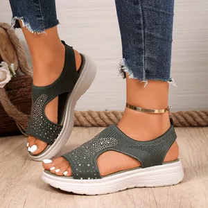 Detailansicht grüner Mesh-Sandalen mit Strasssteinen und weißer Plateausohle für Damen.