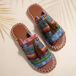 Böhmische flache Sandalen mit lebhaften bunten Mustern und braunen Quasten für Damen