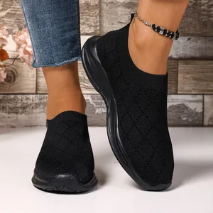 Primo piano di sneakers slip-on in mesh nero traspirante con suola morbida antiscivolo al piede