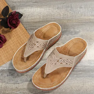 Chanclas de cuña informales para mujer con motivos decorativos cortados a láser y strass brillante