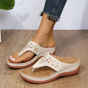 Sandalias de cuña con plataforma beige para mujer con diseño calado y pedrería