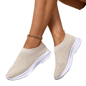 Sneaker slip-on traspiranti in maglia beige da donna con suola morbida antiscivolo