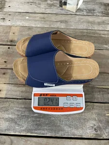 Gewichtsmeting van blauwe dames slippers met sleehak toont 0,241 kg op de schaal