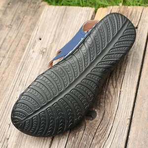 Gedetailleerd overzicht van de antislip zwarte rubberen zool van platte Romeinse sandalen