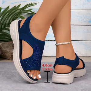 Nahaufnahme von marineblauen Strass-Sandalen mit Detail der 4,0 cm Absatzhöhe
