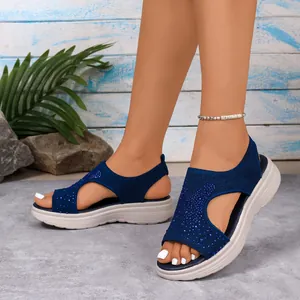 Detailansicht der dunkelblauen Strick-Keilsandalen mit funkelnden Strasssteinen