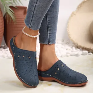 Casual damesmules met gesloten neus, blauw platform met gatenpatroon en parelenkelbandje
