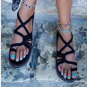 Sandales plates bohèmes en corde tressée noire avec anneau d'orteil pour la plage