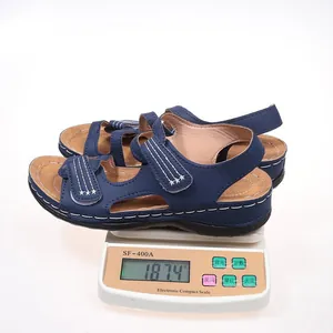 Gewicht van blauwe sportieve plateausandalen op een digitale weegschaal - 187,4g.
