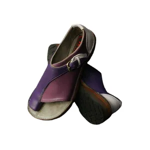 Farbenfrohe flache Ledersandalen für Damen im Vintage-Stil mit schicker Schnalle