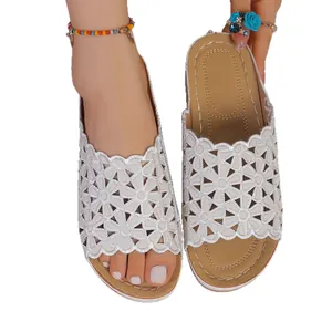 Mules pour femmes avec découpe laser florale et semelle compensée pour la plage