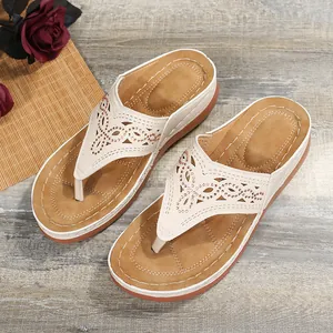 Cómodas sandalias de cuña beige para mujer con patrones calados con láser y pedrería fina