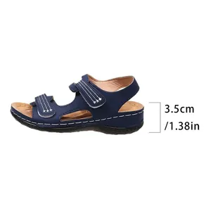 Detailweergave van de donkerblauwe sandaal met sleehak en 3,5 cm plateauhoogte