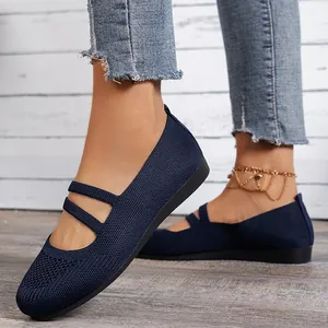 Vue détaillée de chaussures plates en maille respirante bleu marine avec double brides