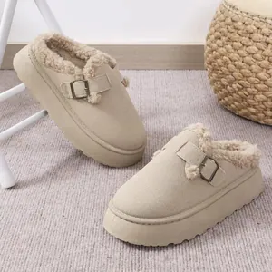 Zuecos de plataforma de invierno para mujer en beige con forro polar y hebilla.