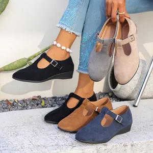 Gros plan sur des Mary Janes vintage à talon compensé en daim de diverses couleurs