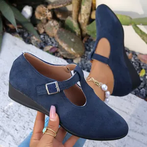 Vue détaillée de chaussures compensées en daim bleu marine avec boucle en T style vintage