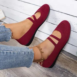 Vue détaillée des ballerines Mary Jane en maille bordeaux pour femmes