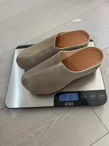 Weight measurement showing 216g for women's closed-toe platform slippers