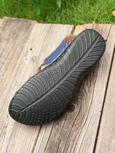 Detailopname van de slipvaste visgraatzool van de zwarte rubberen zool van een Romeinse sandaal