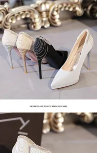 Detail eleganter Stiletto-Pumps mit spitzer Kappe und Strassverzierung am Absatz.
