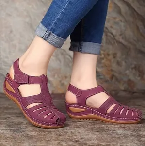 Nahaufnahme der lilafarbenen Keilsandalen mit Vintage-Hohlmuster-Design