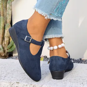 Vue détaillée de chaussures compensées en daim bleu pour femme avec bride cheville.