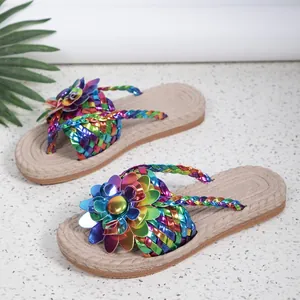 Detailopname van levendige metallic regenboog bloemsandalen met gevlochten bandjes