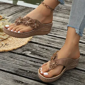 Vista detallada de sandalias de cuña marrones para mujer con decoraciones florales