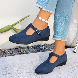 Chaussures compensées Mary Jane bleu marine portées avec un jean et un bracelet de cheville