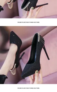 Detail von schwarzen Glitzer-Stilettos mit eleganten Strassfransen und spitzer Kappe